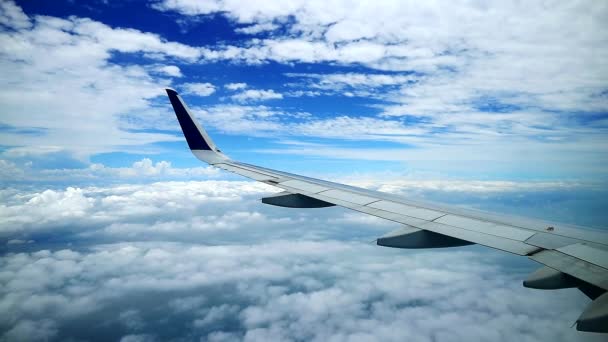 Pemandangan Awan Surgawi Dari Jendela Pesawat — Stok Video