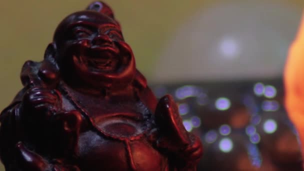 Posąg Miniaturowy Buddy Śmiech Bliska Makro Zmianą Kolorów Tła — Wideo stockowe