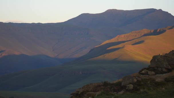 Время Раннее Утро Солнечного Света Горах Долинах Лесото Дракенсберг Травянистые — стоковое видео