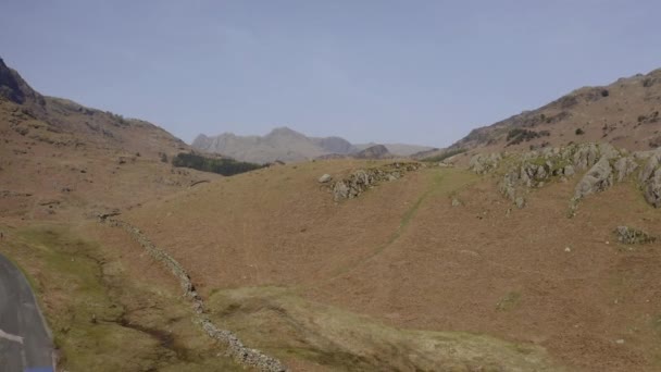 Drone Ανεβαίνει Κατακόρυφα Αποκαλύπτοντας Ένα Ορεινό Τοπίο Στη Λίμνη District — Αρχείο Βίντεο