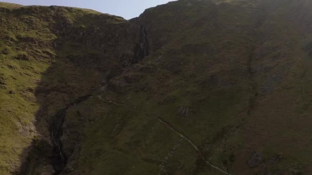 Cascada Drones Tire Hacia Atrás Ascendente Disparo Knott Rigg Ard — Vídeo de stock