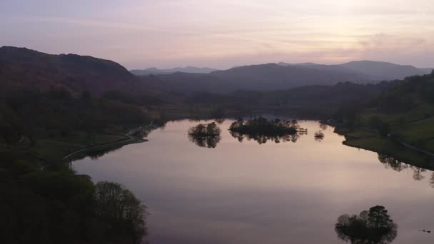 Drohne Parallax Aufnahme Eines Sees Bei Sonnenuntergang Mit Bergen Horizont — Stockvideo