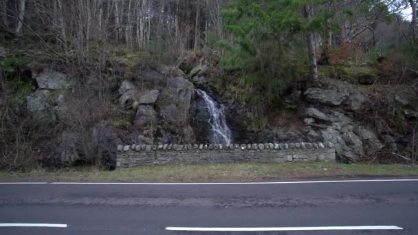 Naturalny Wodospad Widziany Poboczu Drogi Drodze Wyspę Skye Szkocji — Wideo stockowe