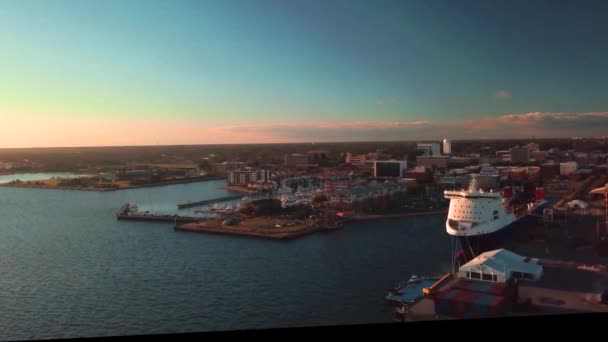 Imágenes Drones Pequeño Puerto Con Barcos Viejos Gran Ferry Atardecer — Vídeos de Stock