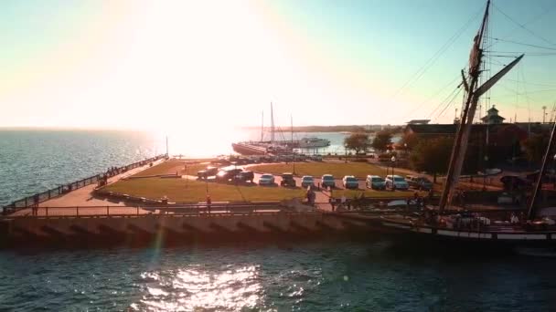 Ένα Παλιό Ψηλό Πλοίο Έδεσε Στο Λιμάνι Ηλιοβασίλεμα Ένα Γραφικό — Αρχείο Βίντεο