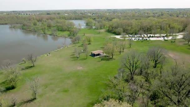 在湖边的一个公园里 空中绕着亭子旋转 位于芝加哥西部郊区靠近莱蒙的伊尔诺瓦的坦皮尔斯湖 — 图库视频影像
