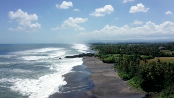 Hava Aracı Görüntüleri Bali Siyah Kayalıklı Kıyı Şeridi — Stok video