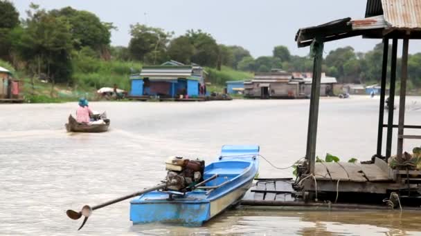 Маленькая Лодка Плавучей Деревне Камбодже — стоковое видео