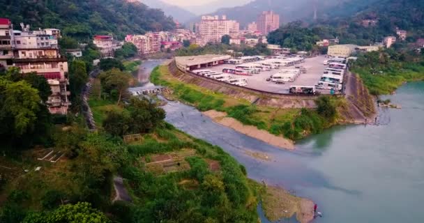 Nehir Vadisindeki Bir Otobüs Durağından Havadan Çekilmiş — Stok video