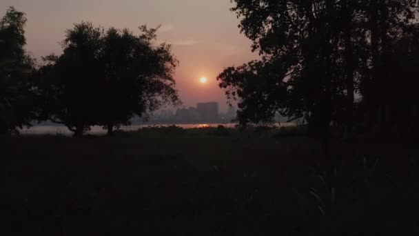 Lennokki Kuvaa Phnom Penhin Taivaanrantaa Kambodzhassa Auringonlaskun Aikaan — kuvapankkivideo