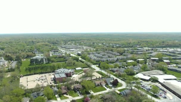 イリノイ州ウィローブルック近くの近代的な中西部郊外地域の空中ビュー イリノイ州シカゴの西部郊外に位置する — ストック動画