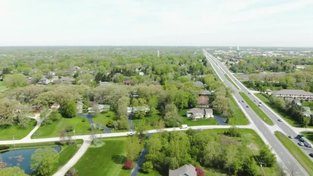 Voo Aéreo Lado Uma Movimentada Estrada Local Midwest Uma Tarde — Vídeo de Stock