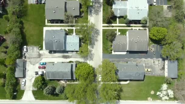 在伊利诺伊州的威洛布鲁克 鸟瞰鸟瞰空中拍摄的一条死胡同 街道周围是民宅和公寓建筑群 芝加哥西郊 — 图库视频影像