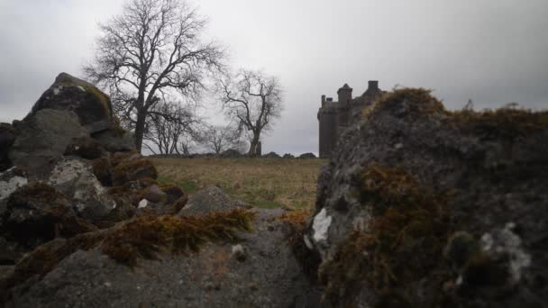 Zeitraffer Schieberegler Aufnahme Einer Zerstörten Schottischen Burg Die Hinter Einer — Stockvideo