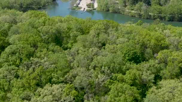 森の中の湖で車の駐車場の上向きの傾きドリーズーム効果 多くの車が駐車され 人々が泳いでいます ウィスコンシン州の釣り — ストック動画