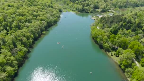美国威斯康星州长青丘陵中的森林山湖的一个小角落里 独木舟和渔船可以被看作是水面上反射出来的阳光 — 图库视频影像