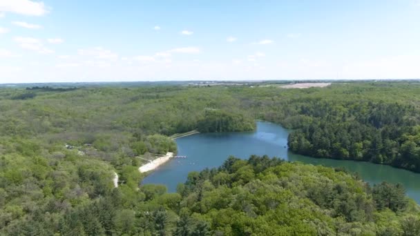美国威斯康星州山区一个湖泊的高空空中飞行 在一个阳光明媚的夏日 明亮的蓝色湖水在茂密的森林中 — 图库视频影像