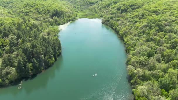美国威斯康星州森林群山深处湖面一角的空中拍摄 这是个阳光明媚的暑假下午 — 图库视频影像