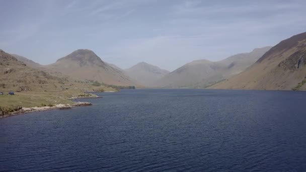 Drone Tirar Hacia Atrás Asending Tiro Sobre Wast Water Mostrando — Vídeo de stock