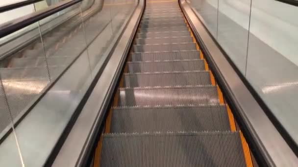 Escalator Pov Orang Naik Salah Satu — Stok Video