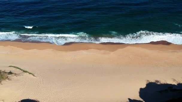 Vista Desde Arriba Dron Basculante Con Vistas Orilla Del Mar — Vídeos de Stock