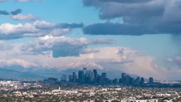 Час Прориву Штормових Хмар Перетинає Центр Лос Анджелеса Засніженими Горами — стокове відео