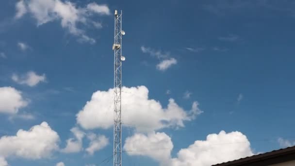 Hohe Stahlstange Mit Aufgesetzten Antennen Blauen Himmel Mit Wolken Zeitraffer — Stockvideo