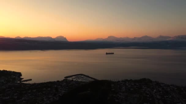 Luchtfoto Van Zonsondergang Boven Stad Door Oceaan Bergen Schip Achtergrond — Stockvideo