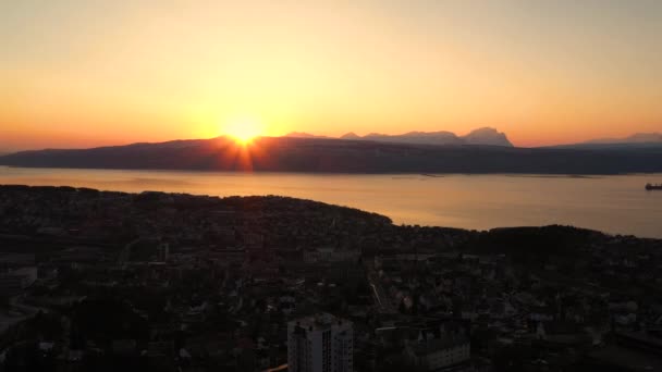 Vista Aérea Pôr Sol Sobre Cidade Pelo Oceano Montanhas Navio — Vídeo de Stock