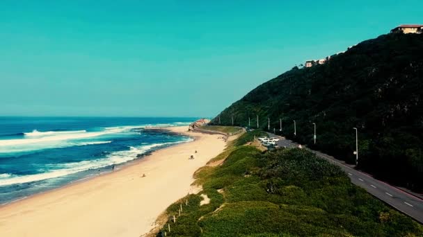 Vista Tomada Con Drone Playa Mar Con Coche Conduciendo Drone — Vídeos de Stock