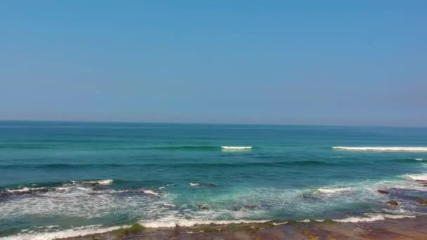Latający Dron Nad Brzegiem Plaży Morza Nad Morzem Piaskiem Durban — Wideo stockowe