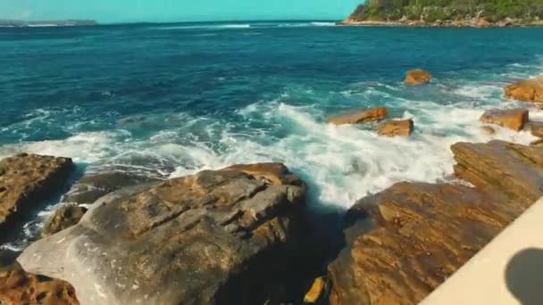 Vista Rocas Caminando Hacia Shelly Beach — Vídeos de Stock