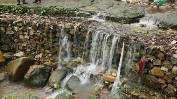 Regenwasser Fließt Durch Felsen Nachdem Der Regen Aufhört Kinder Spielen — Stockvideo