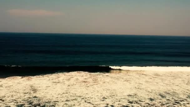 Imágenes Aéreas Filmadas Con Dron Con Vistas Playa Mar Olas — Vídeos de Stock