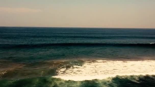 Imágenes Aéreas Filmadas Con Dron Con Vistas Playa Mar Olas — Vídeos de Stock
