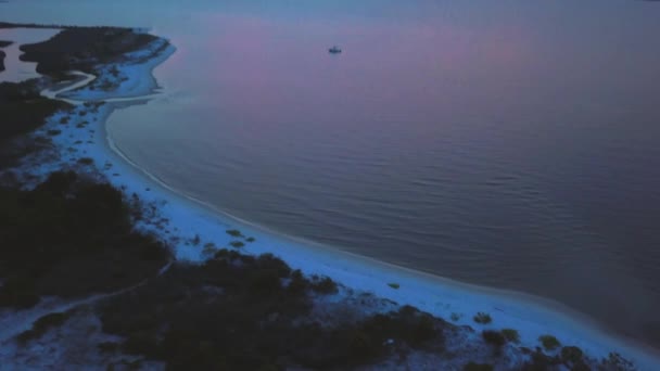 在佛罗里达州的黄昏时分 一艘小船在水面上的独白声被无人机从空中捕捉到 — 图库视频影像