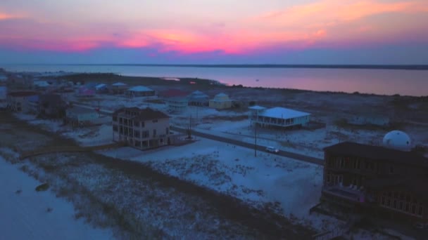 黄昏时分 一架无人驾驶飞机向后飞越美丽的海滨小镇 — 图库视频影像
