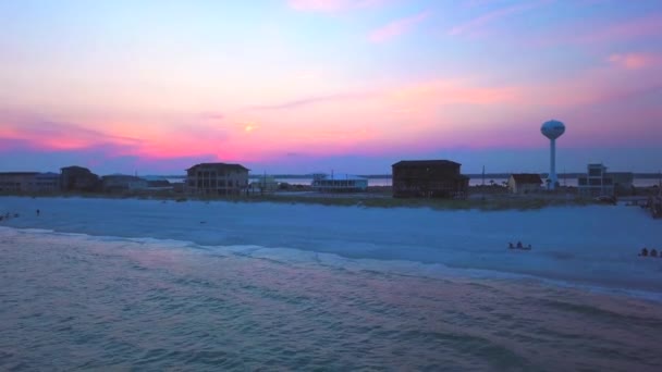 Gün Batımında Sahilde Çekilen Dramatik Bir Vinç Görüntüsü Insanın Oraya — Stok video