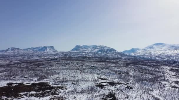 スウェーデンの山々とラポニア門の空中ビュー 雪景色と青空 右に左にパン — ストック動画