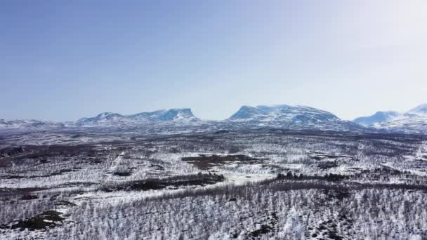 Uitzicht Vanuit Lucht Zweedse Bergen Lapponische Poort Sneeuwlandschap Blauwe Lucht — Stockvideo