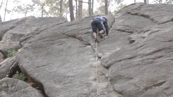 Hombre Escalador Escalando Montaña Día Soleado Montaña Del Himalaya Himalaya — Vídeo de stock