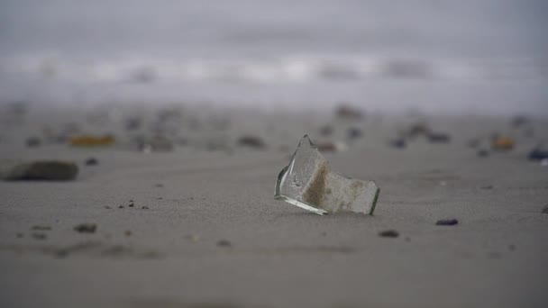 Bit Vasst Glas Hittades Strand Södra Kalifornien Kasseras Rätt Sätt — Stockvideo
