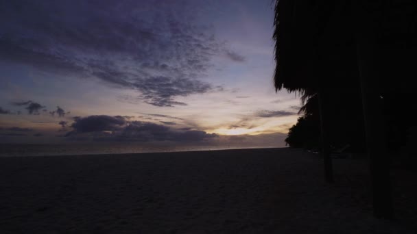 Tramonto Una Spiaggia Delle Maldive Con Oceano Indiano All Orizzonte — Video Stock