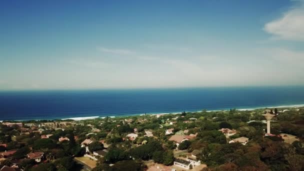 Letecký Záznam Natočený Dronem Scottburgh Beach Pozemních Travnatých Polí Obytnými — Stock video