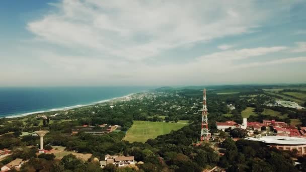 Letecký Záznam Natočený Dronem Scottburgh Beach Pozemních Travnatých Polí Obytnými — Stock video