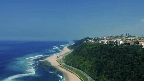 Letecké Záběry Natočené Bluff Beach Výhledem Obytné Domy Úbočí Kopce — Stock video