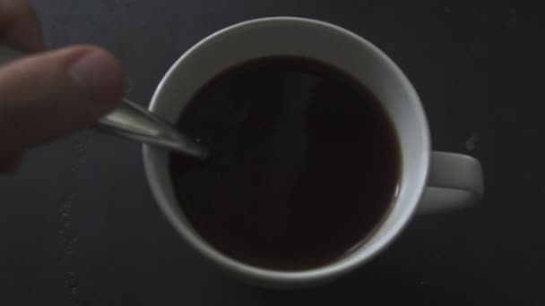 Uma Xícara Fresca Café Assado Escuro Fabricado Pela Manhã — Vídeo de Stock