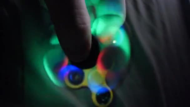 Enger Schuss Eines Leuchtend Bunten Fidget Spinner — Stockvideo