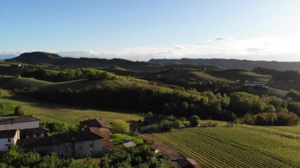 Drone Mavic Air Movendo Lentamente Acima Paisagem Incrível Colinas Langhe — Vídeo de Stock