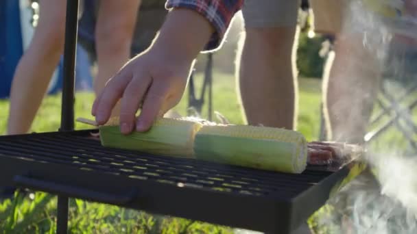 Placering Kolvar Majs Rökig Eftermiddag Bbq Lägereld — Stockvideo